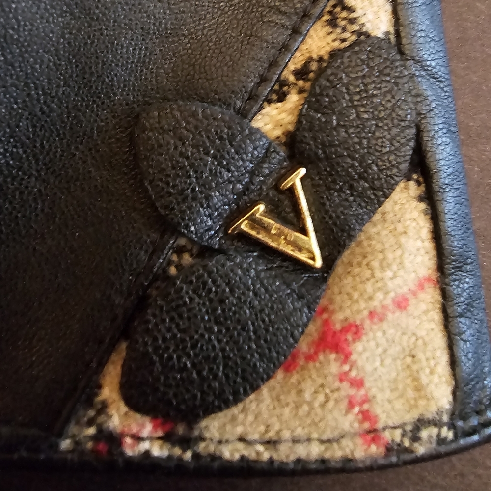 Authentic Valentino Black leather gloves. Mint Condition. - Picture 5 of 6